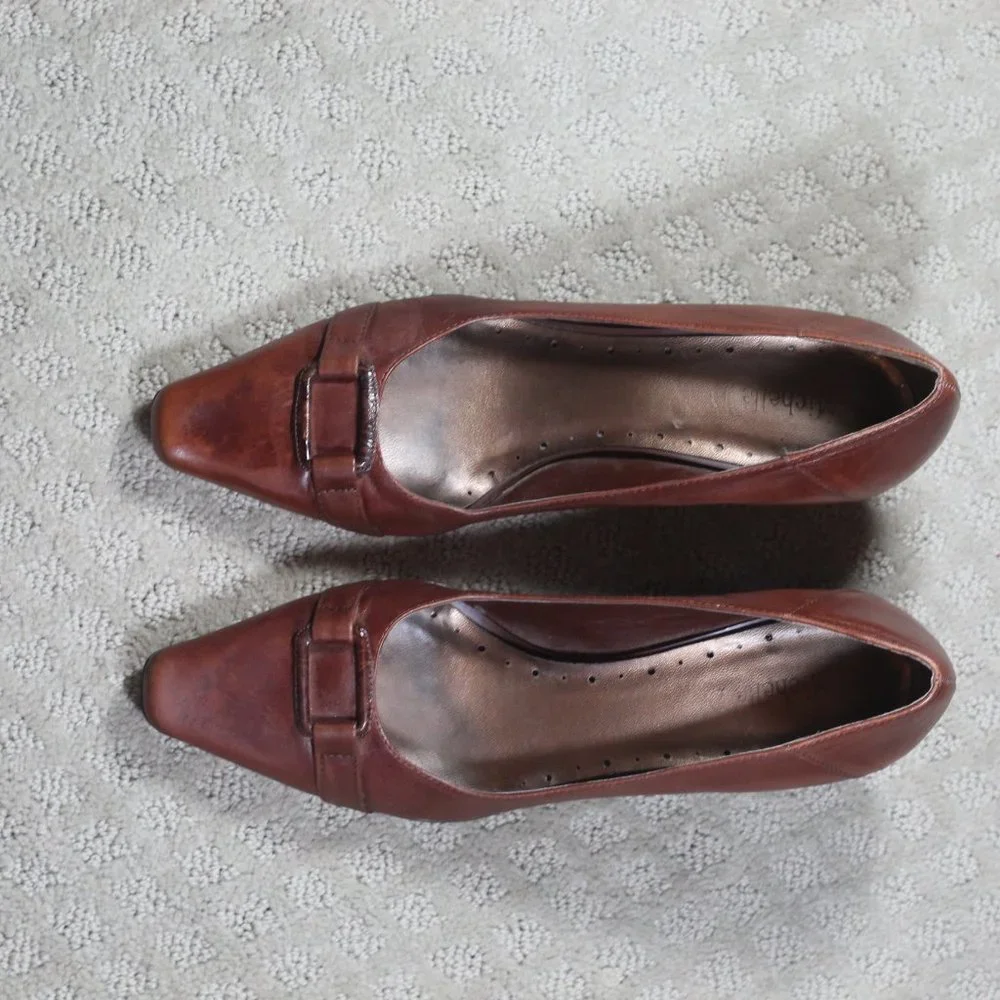 Michelle D Size 8 British Tan Tortoise Buckle Accent 2.5